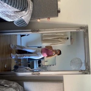 Low Straight Waist vita jeans från Levis  - Säljer mina vita lowaist jeans från Levis som endast är använda 4 gånger och är i ett mycket bra skick, köpte dem för en och en halv månad sen så några frakturer har dem inte. Mer bilder kan fixas💓