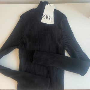 Långärmad Tröja Med Polo - Jätte snygg tröja ifrån Zara. Aldrig andvänd och därmed är lapparna kvar. Köptes för 350 och säljer för 250. Tröjan köptes i vintras. Storlek M men ganska liten i storleken så passar även en XS/S💕