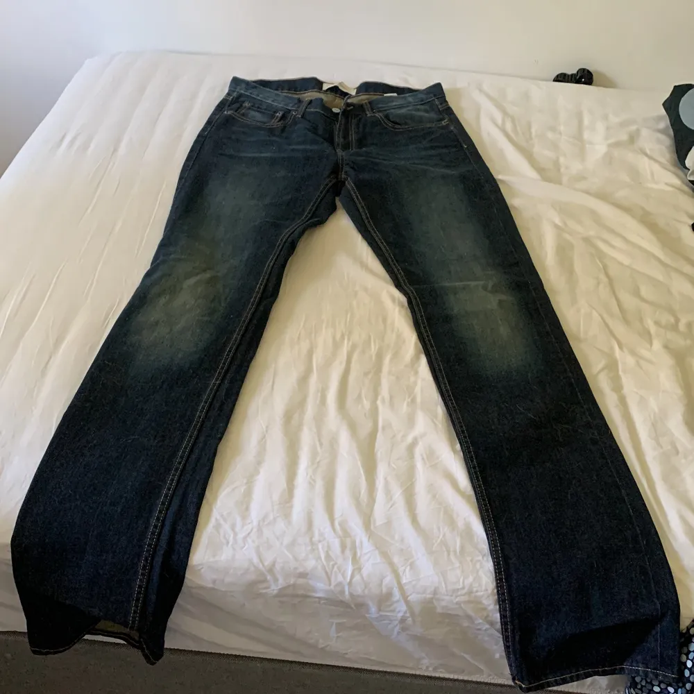 nyanlända jeans i väldigt fin passform! midja: 43cm innerbenslängd: 92cm. Jeans & Byxor.