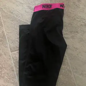 Träningstights från Nike, säljs för 90kr i storlek S