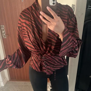 Zebra-randig blus - Zebra-randig blus, använd 2 gånger. Säljs för 90kr, storlek S. 