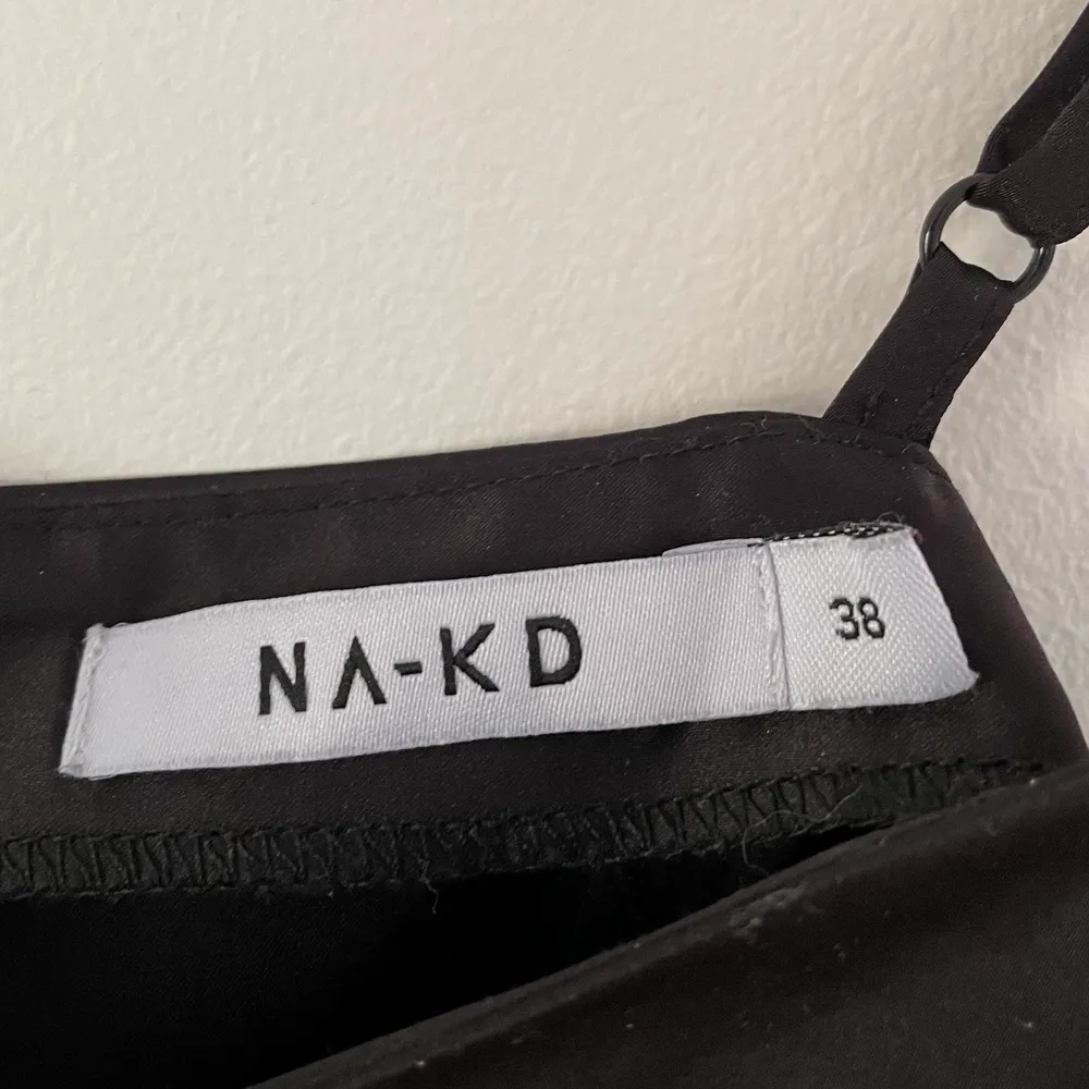 Jättefint linne från NAKD i siden, den har aldrig används och är helt ny. Linnet är lite stor för mig eftersom jag har 36 vanligtvis, därför sitter det inte så bra på mig. Linnet har en dragkedja i ryggen. Nypris är 350kr men lägg eget bud vid intresse!. Toppar.