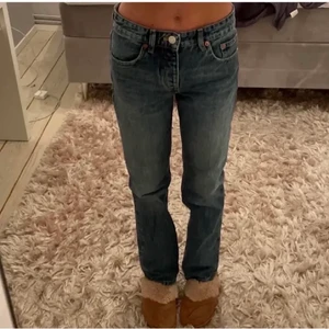 Zara mid rise - Säljer dessa skitsnygga jeansen från zara som endast är använda ca 3 gånger! Nypris 349kr💓 lånad bild!