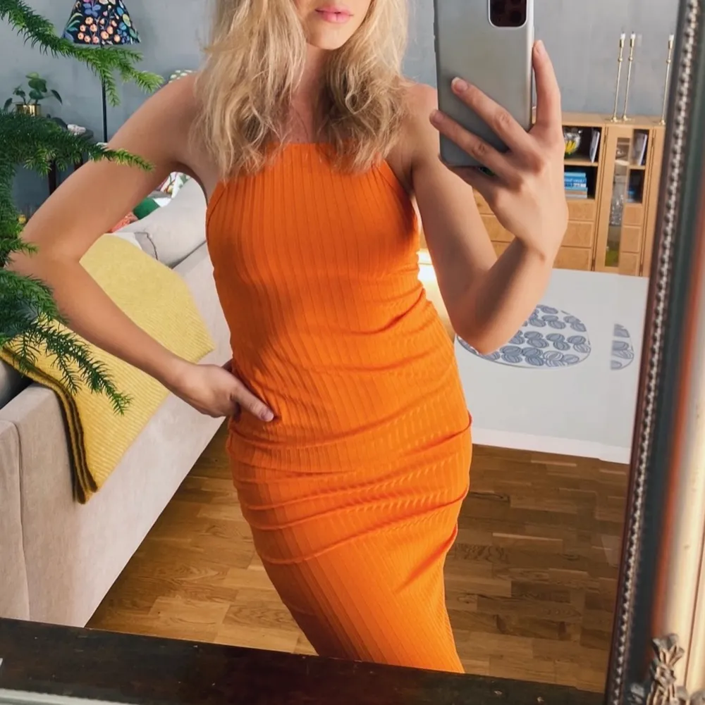Orange Midi klänning från Zara med öppen rygg. Använd max 3 gånger. Supersnygg passform och skönt material. Sitter som en smäck! . Klänningar.