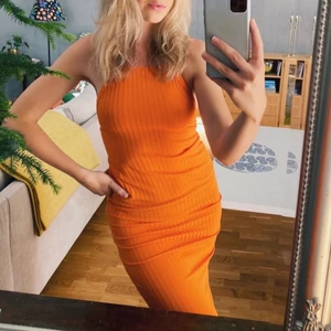 Orange klänning från Zara  - Orange Midi klänning från Zara med öppen rygg. Använd max 3 gånger. Supersnygg passform och skönt material. Sitter som en smäck! 