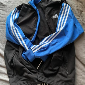 Vintage adidas tröja  - Skitsnygg adidaströja, vintage Dragkedjan tyvärr sönder men går säkert laga lätt🥰 (drag saken man drar upp dragkedjan med har lossnat, annars är den hel, den ligger i fickan så bara laga) 🥰