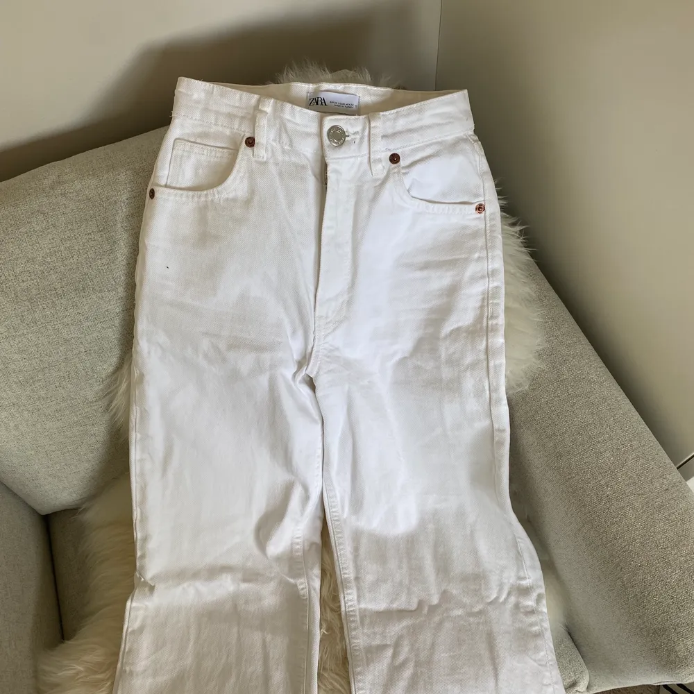 Säljer dessa vita zara jeans med hög midja och långa ben, som sitter supersnyggt. Perfekta nu till sommaren. Frakt ingår inte, och pris kan diskuteras🎸🫶🏼 buda på. Jeans & Byxor.