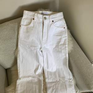 Säljer dessa vita zara jeans med hög midja och långa ben, som sitter supersnyggt. Perfekta nu till sommaren. Frakt ingår inte, och pris kan diskuteras🎸🫶🏼 buda på
