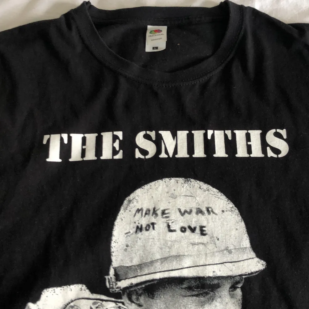 En oanvänd The Smiths t-shirt i Large. Passar mindre storlekar om man gillar oversized. Köpt för ett knappt år sedan men oanvänd för det är inte min musiksmak.. T-shirts.