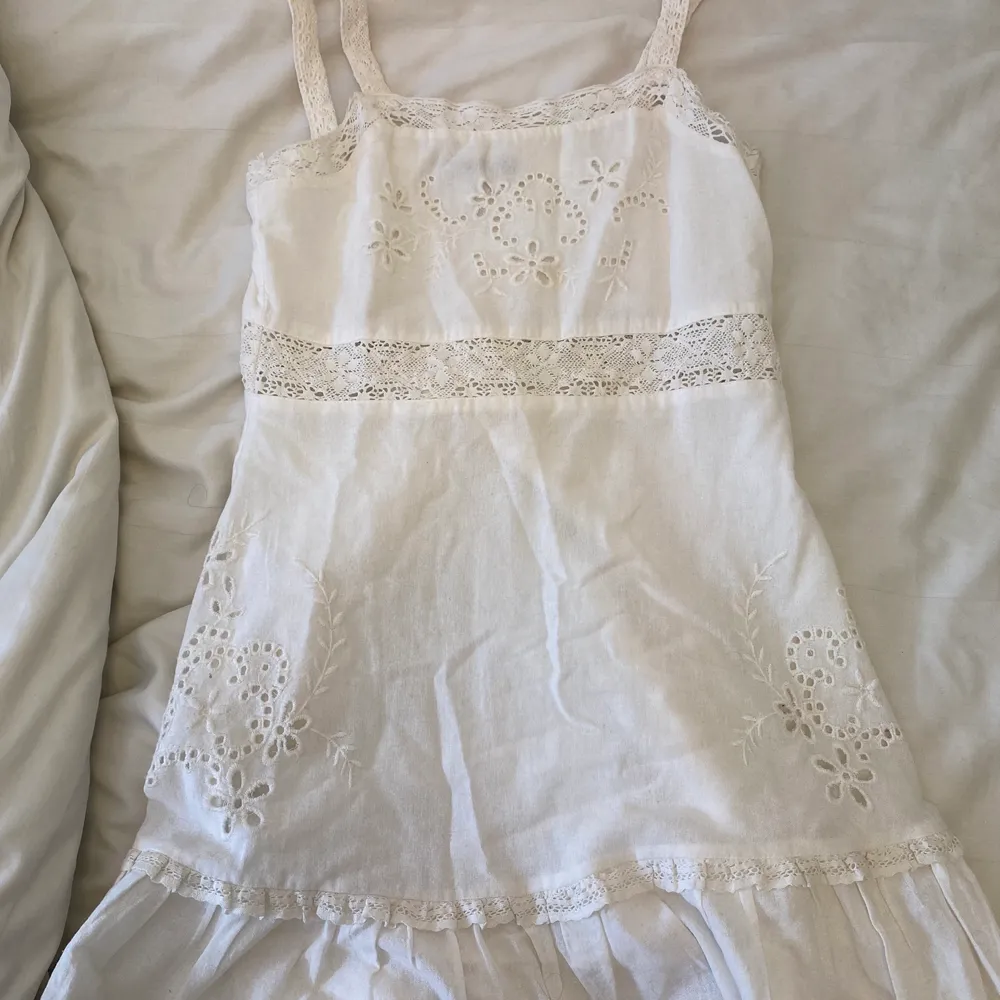 Säljer denna fina klänningen från zara! Har bara använt den två gånger förra sommaren. Har sytt upp banden för att dem va för långa men skulle man vilja ha dem längre så är det jättelätt att sprätta upp dem!💕. Klänningar.