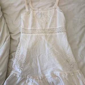Säljer denna fina klänningen från zara! Har bara använt den två gånger förra sommaren. Har sytt upp banden för att dem va för långa men skulle man vilja ha dem längre så är det jättelätt att sprätta upp dem!💕