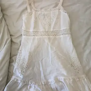 Säljer denna fina klänningen från zara! Har bara använt den två gånger förra sommaren. Har sytt upp banden för att dem va för långa men skulle man vilja ha dem längre så är det jättelätt att sprätta upp dem!💕