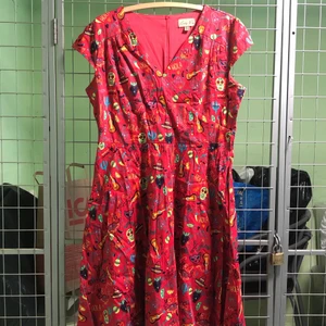 Rosa Lindy Bop klänning - En splitterny Lindy Bop klänning. Ett skärp/ band följer med i samma mönster😊