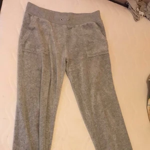 Juicy byxor - Hey! Säljer nu mina gråa juicy byxor pga av dom inte satt så bra på mig.. några små fläckar på ett ben, och ingen snörning köpte dom på plick för ett tag sen men var inte nöjd!😀  Pris är diskuterbart lägg gärna ett bud!