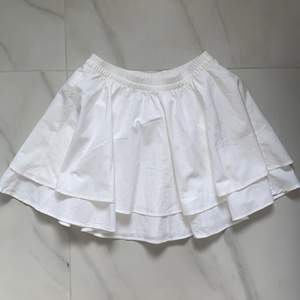 Kollar intresse på denna kjol från Weekday. Använd 1 gång. Storlek 34 men passar även mig som brukar ha 36. Köpt för 300kr. Köp för 100kr+Frakt. 