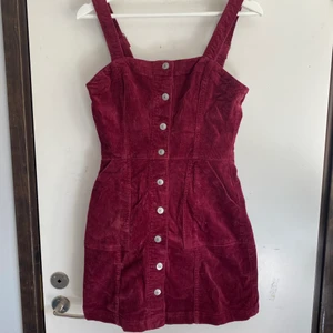 Machesterklänning - Manchesterklänning i storlek S/36. Använd vid något enstaka tillfälle så skicket är super!