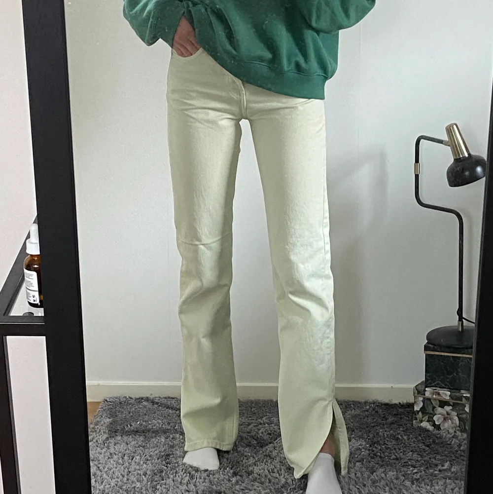 Ett par ljus gröna jeans från zara i strl 34. De är i fint skick och passar perfekt i längden på mig som är 175cm. (Jag har ett par i 36 också om det passar dig bättre). Jeans & Byxor.