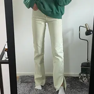Ett par ljus gröna jeans från zara i strl 34. De är i fint skick och passar perfekt i längden på mig som är 175cm. (Jag har ett par i 36 också om det passar dig bättre)
