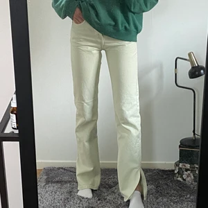 Zara jeans - Ett par ljus gröna jeans från zara i strl 34. De är i fint skick och passar perfekt i längden på mig som är 175cm. (Jag har ett par i 36 också om det passar dig bättre)