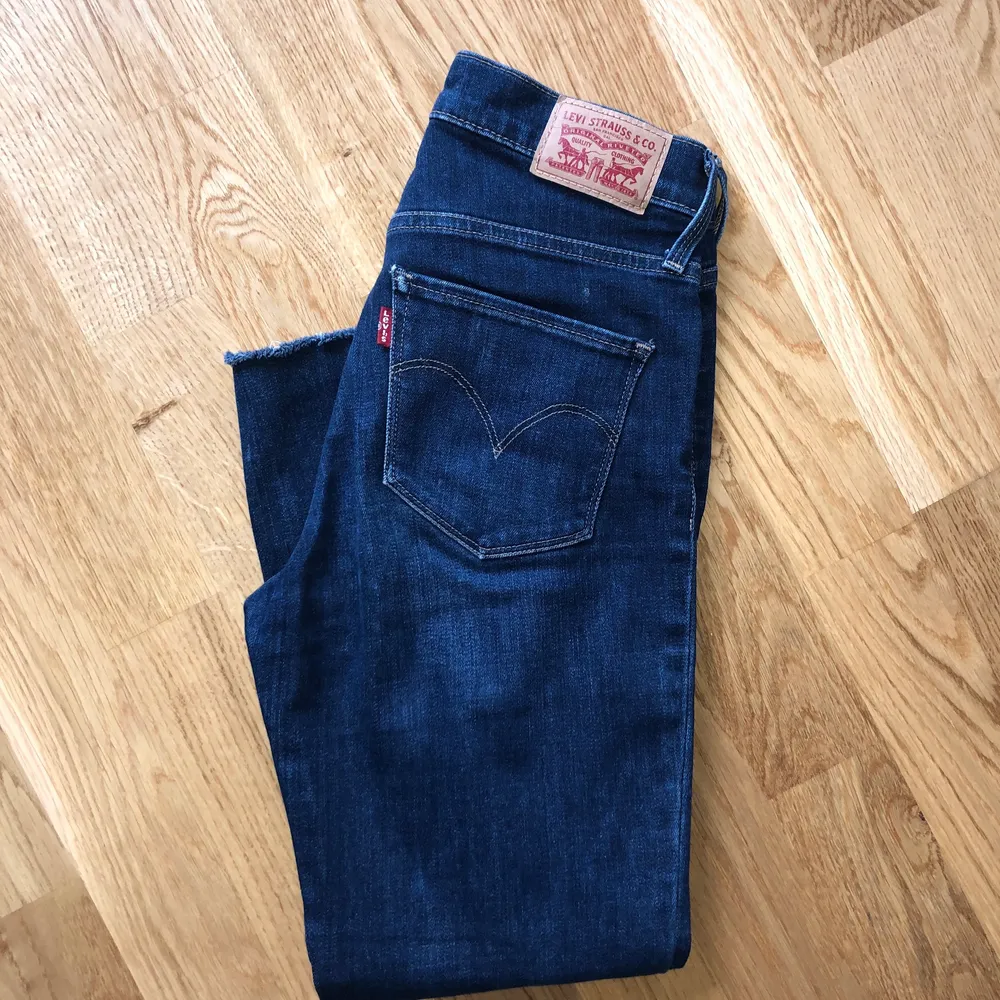 Levis jeans som jag klippt nertill. Passar någon som är 150-160. Storlek W.25  Låg/mellan midja. Jeans & Byxor.