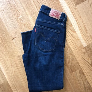 Levis jeans - Levis jeans som jag klippt nertill. Passar någon som är 150-160. Storlek W.25  Låg/mellan midja
