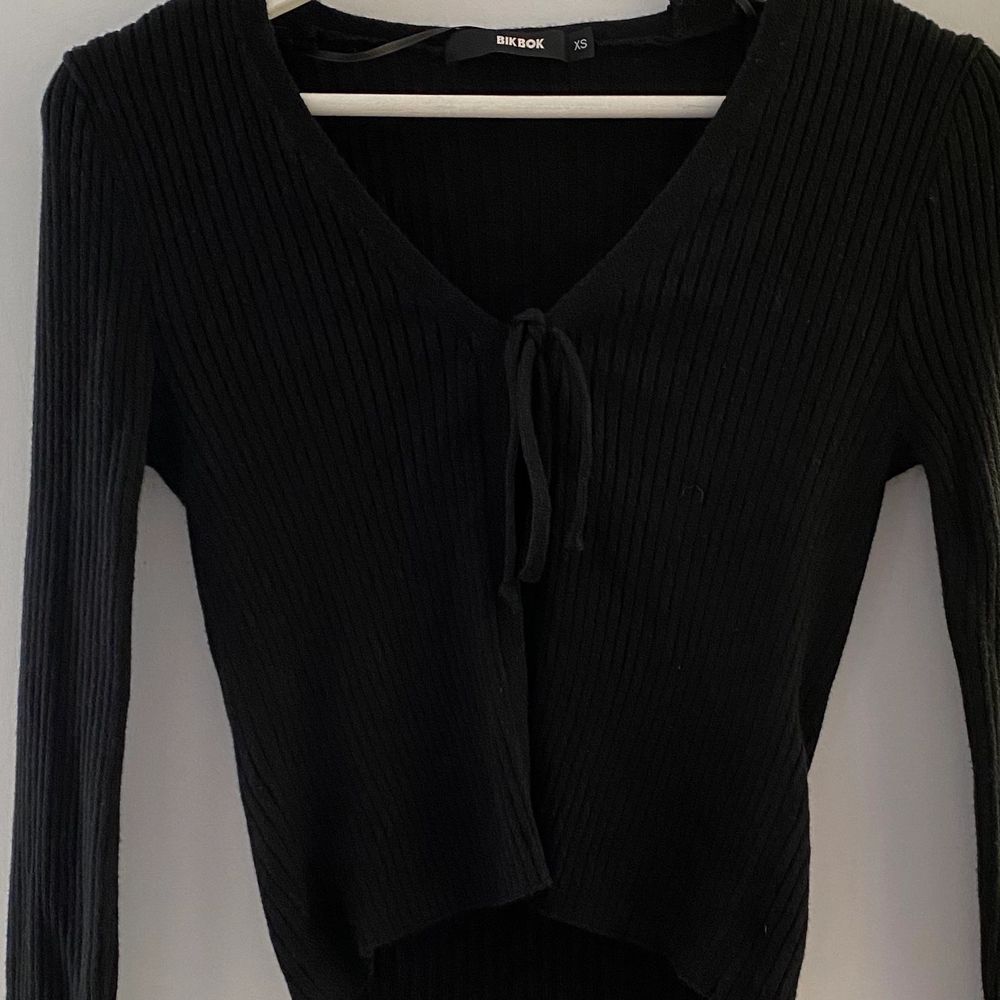 jättefin svart tröja med knytning som är helt oanvänd <3 så mjukt och skönt material 🫶🏽. Tröjor & Koftor.