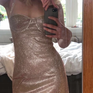 Fest klänning  - Tyvärr inte min stil kommer ej ihåg varför jag köpte den från början men väldigt fin på någon annan!💓💓
