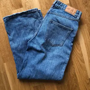 Supersnygga jeans från monki i storlek w.26  Lite kortare i benen så passar någon som är 155-165.