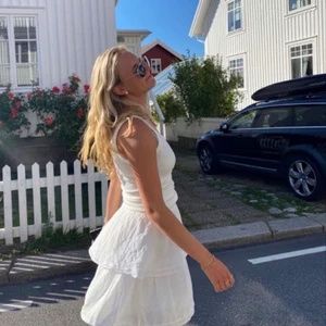 Vit volang kjol  - Lånade bilder(2 första)   nyskick, resorband,(xs,s,m) köparen står för frakt 💕