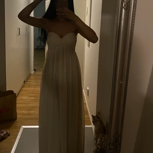 Balklänning - Balklänning i färgen beige strl Xs oanvänd