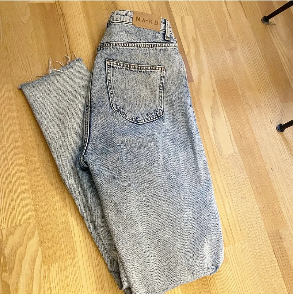 Jättefina ljusblå jeans från Na-kd i storlek 38. 😊 200 kr +frakt . Jeans & Byxor.