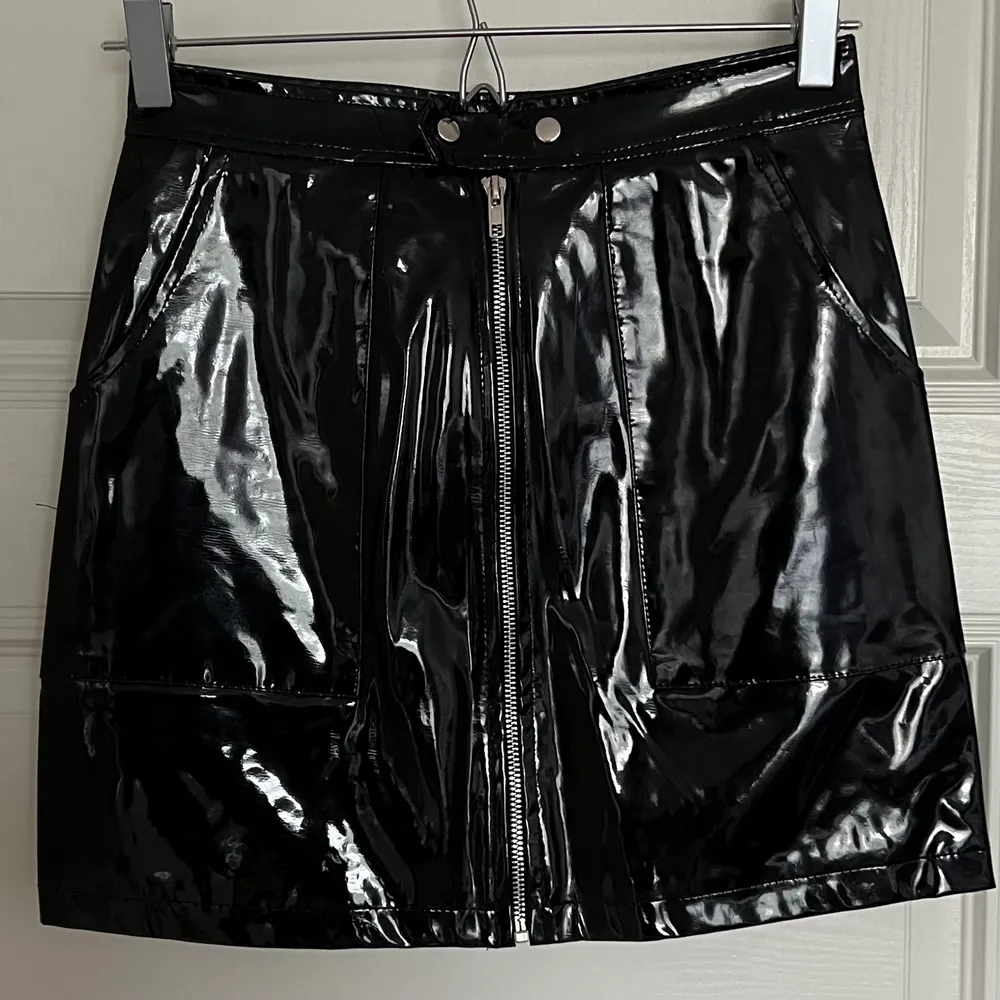 Denna kjol köpte jag för några år sen men tyvärr har inte hittat anledning till att använda den. Så den är i helt ny skick✨. Kjolar.