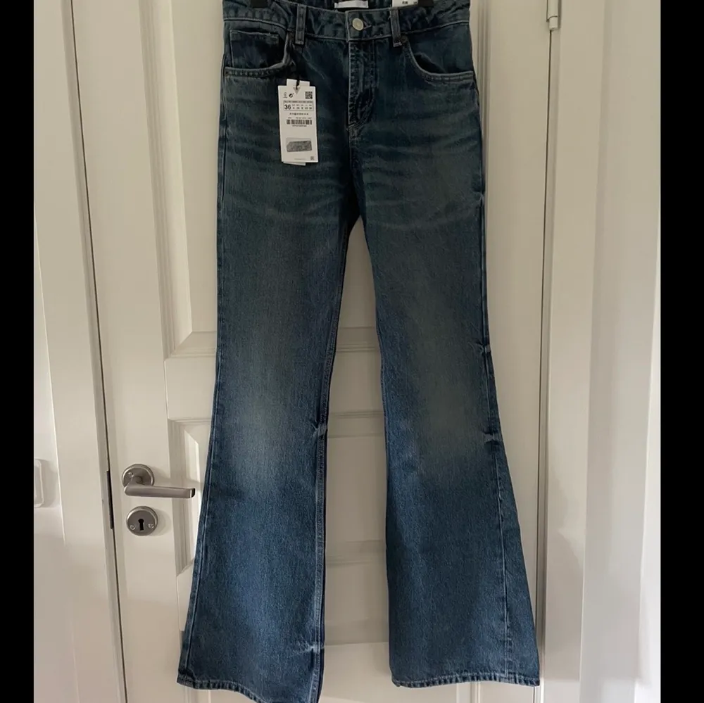 Hel oanvända bootcut jeans från Zara, helt slutsålda💞 lite mindre i storleken. Jeans & Byxor.