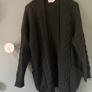 Tröja från Na-KD - En helt ny tröja ifrån NA-KD, aldrig använd💓 tröjan är en storlek XS men passar en M också. priser kan diskuteras och hör gärna av er vid frågor eller fler bilder🥰