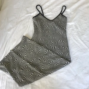 klänning - klänning i nyskick från bershka! storlek XS men passar upp till M 