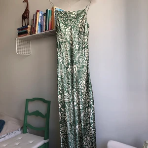 Klänning - Oanvänd, prislapp kvar. Nypris 399:-. 100% viskos. Möts upp Gärdet/Karlaplan/Odenplan/Rådmansgatan alt fraktas 45:- (ej spårbar) eller 66:- (spårbar)