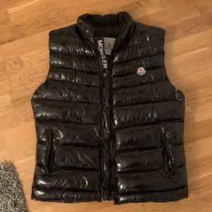 Moncler väst - 10/10 skick. Pris kan diskuteras. XL men passar L och i vissa fall M.
