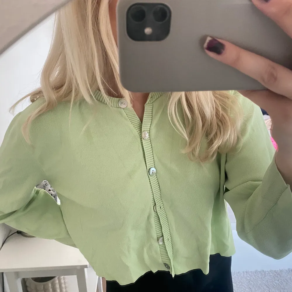 Supersnygg neongrön kofta/tröja från Zara, sparsamt använd! 💓. Tröjor & Koftor.