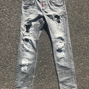 Adrian Hammond - L, regular fit, lite slitage men märks knapp, hålen i byxorna har en svart lapp insyd på baksidan. Fråga gärna om fler bilder!