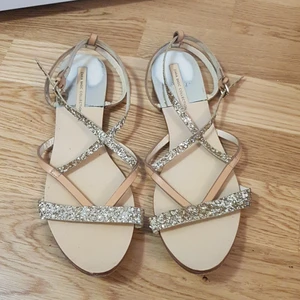 Sandaler från zara - Sparsamt använda, lite slitning på sulan som syns på bilden, annars inga skador. 