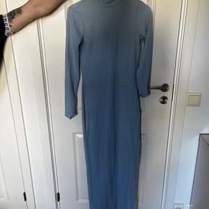 Lång blå klänning  Storlek: M   Obs köparen står för frakten 