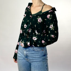 Somrig skjorta  - En skjorta med blommor, jättefin påvre stängd och öppen