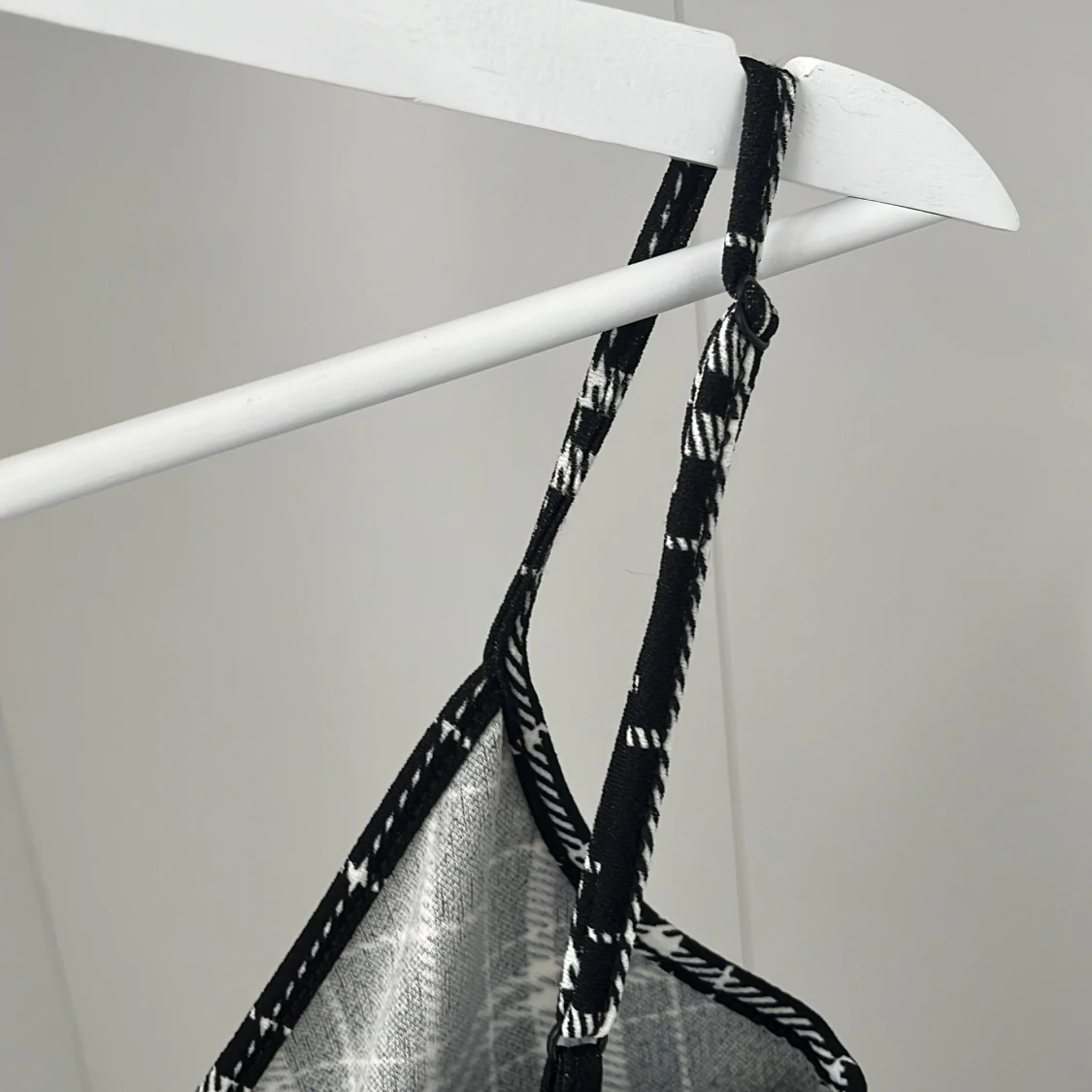 Kort svartrutig klänning - 90