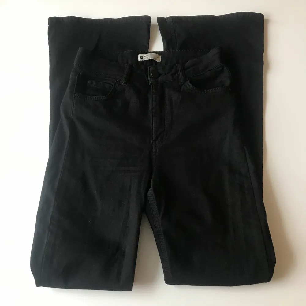 Högmidjade bootcut jeans storlek S från gina tricot Hål på knäna  Använda ett fåtal gånger . Jeans & Byxor.