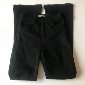 Bootcut jeans S - Högmidjade bootcut jeans storlek S från gina tricot Hål på knäna  Använda ett fåtal gånger 