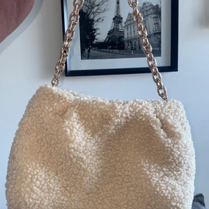 Väska från H&M - Beige teddy väska från h&m, bandet är i stål. Köparen står för frakten.