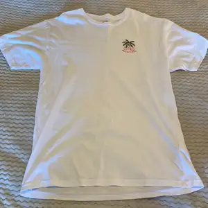 Säljer en vit vans tshirt pågrund av att den inte använda längre, använd Max 5 gånger. Storlek L 