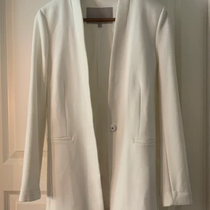 Kavaj kappa In wear - Otroligt fin kappa från In Wear. Är i storlek 32, men passar en 34 också. Perfekt för höst, vår, sommar! Är absolut öppen för prisförslag, kan mötas upp i Stockholm och det är bara att skriva för fler bilder! 
