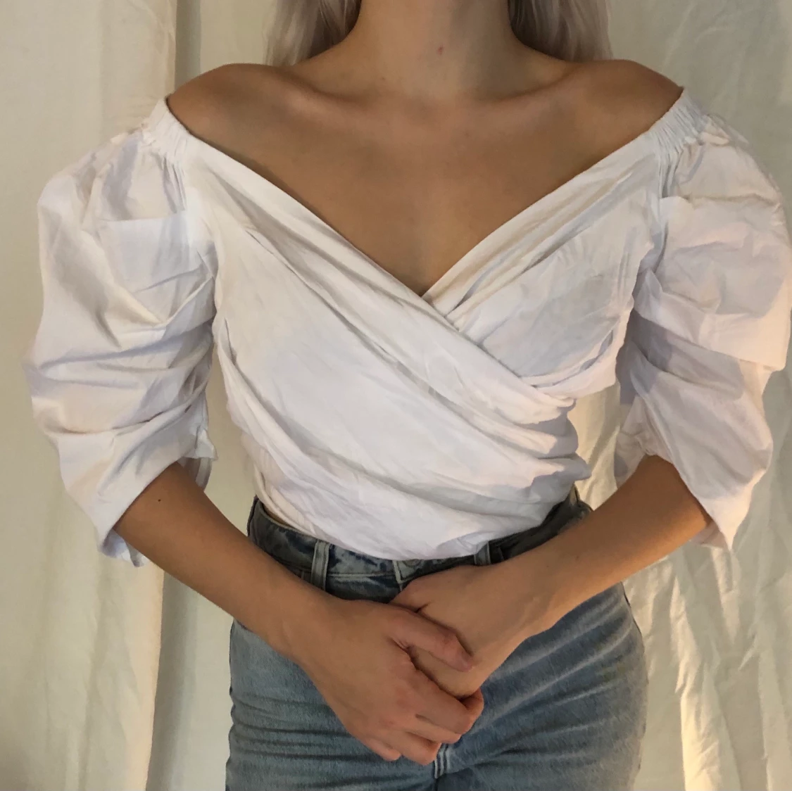Off-shoulder blus