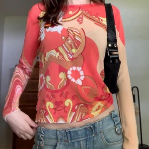 Mönstrad topp - Så fin unik mönstrad tröja från Misis, passar till lågmidjat! Står inte storlek men är som en S 🥰